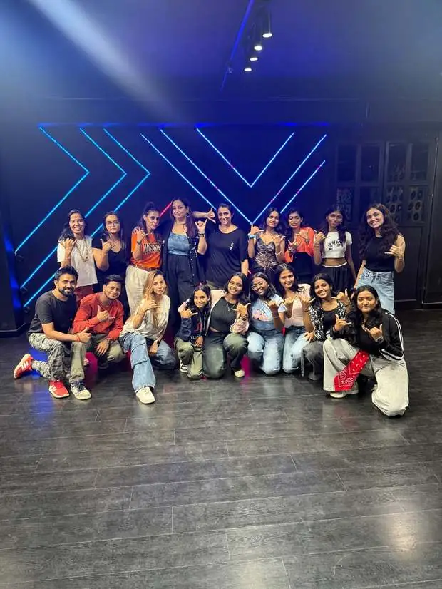 VIBE dancers at a studio session
